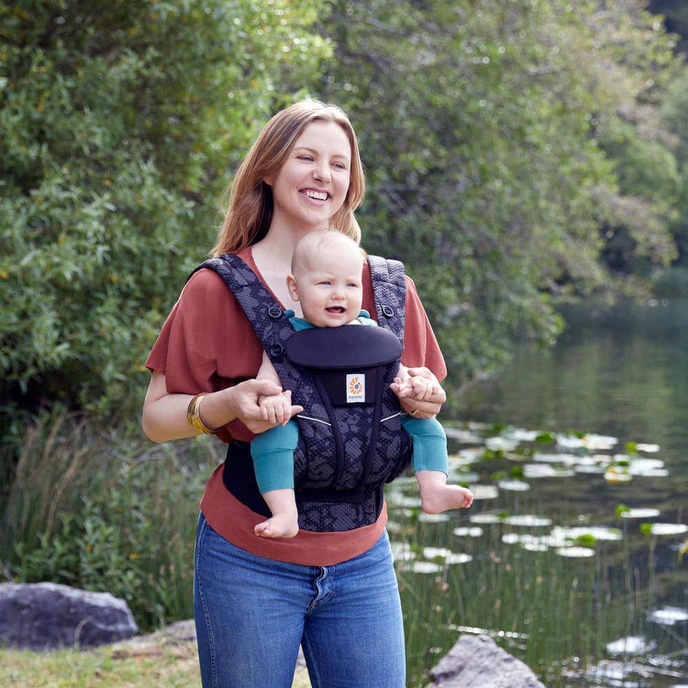 ergobaby Omni™ Breeze Carrier Onyx Blooms image 2